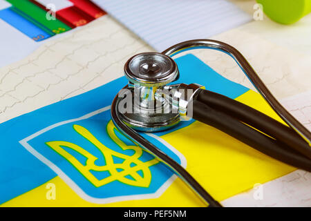 Ukraine Nationalflagge auf Stethoskop und Elektrokardiogramm konzeptuelle Serie Stockfoto