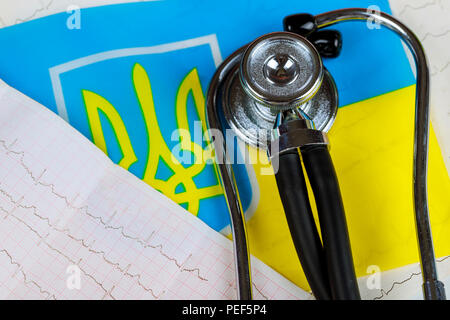Konzeptionelle Bild von Stethoskop und Elektrokardiogramm Ukraine national healthcare System Stockfoto