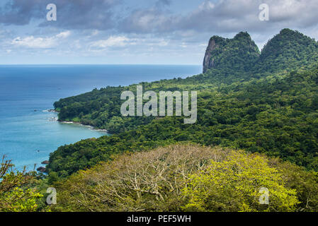 Bewaldeten Berglandschaft mit dichter Vegetation an der Küste, Príncipe Insel, São Tomé und Príncipe Stockfoto