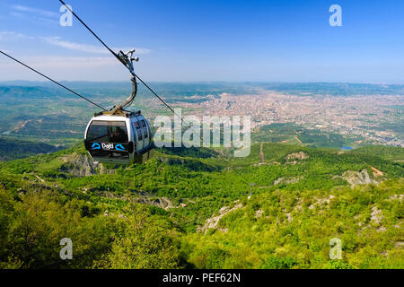 Seilbahn, Blick über Tirana vom Berg Dajti Nationalpark Dajti, qark Tirana, Albanien Stockfoto