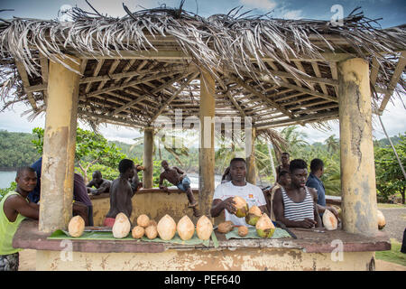 Junge Männer verkaufen frische Kokosnüsse an einem Kiosk, Boca do Inferno, São Tomé, São Tomé und Príncipe Stockfoto