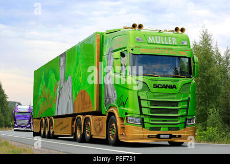 LEMPAALA, Finnland - 9. AUGUST 2018: Mohammad Ali themed Scania S 580 Auflieger von Franz Müller Ag Ermensee in LKW-Konvoi nach Power Truck Show 2018. Stockfoto