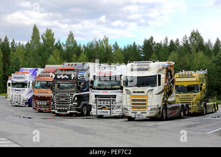 LEMPAALA, Finnland - 12. AUGUST 2018: die Gruppe der internationalen Show Trucks auf Truck Stop auf Ihrer Rückkehr von Power Truck Show 2018 geparkt. Stockfoto