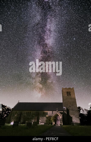 Viele Sterne und der prächtigen Milchstraße über dem dunklen Himmel Landschaften des North Yorks Moors Stockfoto