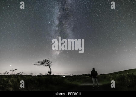 Viele Sterne und der prächtigen Milchstraße über dem dunklen Himmel Landschaften des North Yorks Moors Stockfoto