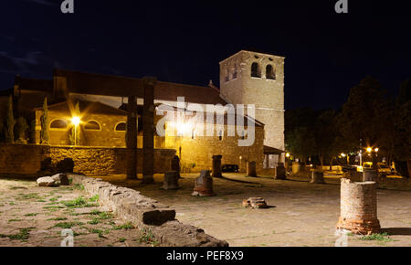 Nacht Blick auf die Kathedrale von San Giusto und das römische Forum Ruinen in Triest, Italien Stockfoto