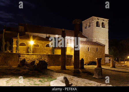 Nacht Blick auf die Kathedrale von San Giusto und das römische Forum Ruinen in Triest, Italien Stockfoto