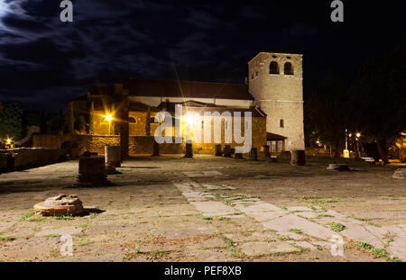 Nacht Blick auf die Kathedrale von San Giusto und das römische Forum Ruinen in Triest, Italien Stockfoto