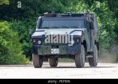 FELDKIRCHEN/Deutschland - Juni 9, 2018: Deutsche gepanzerte Mannschaftswagen MOWAG EAGLE, von Bundeswehr, Laufwerke auf einer Straße am Tag der Bundeswehr. Stockfoto