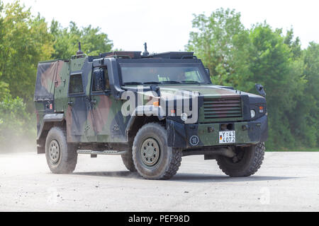 FELDKIRCHEN/Deutschland - Juni 9, 2018: Deutsche gepanzerte Mannschaftswagen MOWAG EAGLE, von Bundeswehr, Laufwerke auf einer Straße am Tag der Bundeswehr. Stockfoto