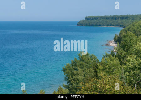 Helle, schöne Landschaft des Niagara Escarpment Kalksteinfelsen entlang der blauen Lake Huron Ufer Stockfoto