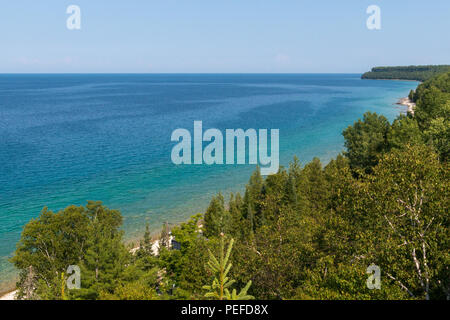 Helle, schöne Landschaft des Niagara Escarpment Kalksteinfelsen entlang der blauen Lake Huron Ufer Stockfoto