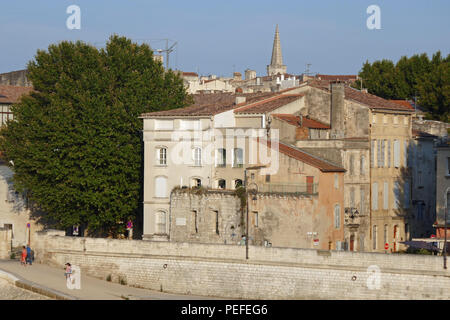 Gebäude, die von der Seite der Rhone in Arles, Provence, Frankreich Stockfoto