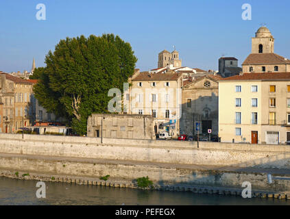 Gebäude, die von der Seite der Rhone in Arles, Provence, Frankreich Stockfoto