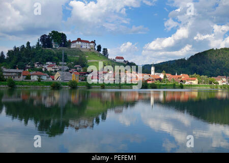 Altstadt von sevnica über Fluss Sava, Slowenien Stockfoto