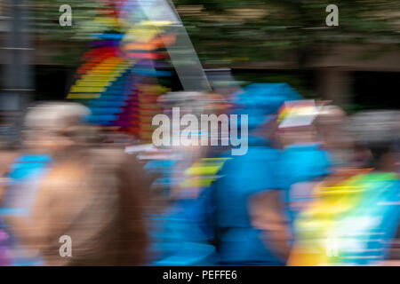 Foto von demonstranten an der Gay Pride in Brighton 2018 verwischt. Keine erkennbaren Personen Aufgrund der unscharfen Wirkung. Stockfoto