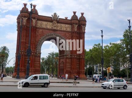 Arco de Triunfo (Arc de Triomf), Barcelona, Spanien. Heißer Sommertag im August 2018. Stockfoto