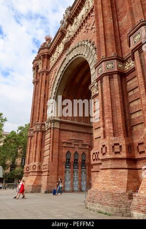 Arco de Triunfo (Arc de Triomf), Barcelona, Spanien. Heißer Sommertag im August 2018. Stockfoto