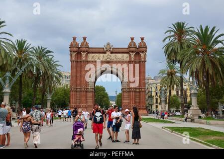 Arco de Triunfo (Arc de Triomf), Barcelona, Spanien. Heißer Sommertag im August 2018. Stockfoto