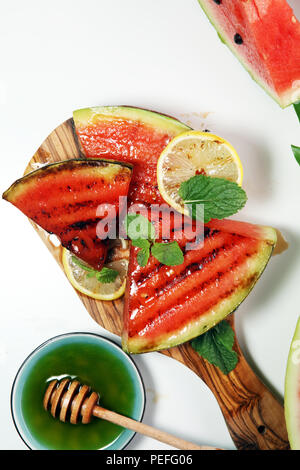 Reife gesunde Bio gegrillter Wassermelone mit Honig Stockfoto