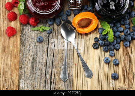 Auswahl an Marmeladen, saisonalen Beeren, Aprikosen, Minze und Früchte. Marmelade oder Konfitüre Stockfoto