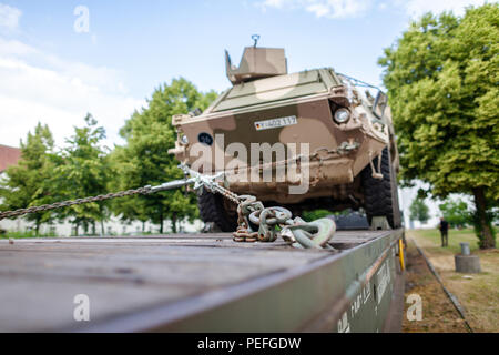 FELDKIRCHEN/Deutschland - Juni 9, 2018: Deutsche gepanzerte Militärfahrzeuge aus Bundeswehr, steht auf einem Zug Wagen am Tag der Bundeswehr im Feldkirc Stockfoto