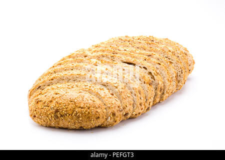 Frisch gebackene 7 Getreide Brot, Vollkorn Essen mit viel Ballaststoffe auf weißem Hintergrund Stockfoto