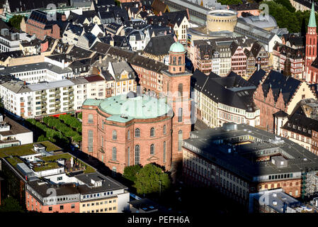 Luftaufnahme von St. Paul's Cathedral im Zentrum von Frankfurt.