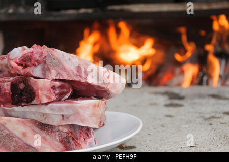 Rohe Steaks fiorentina - Stil, typisch für die Toskana, Italien, bereit, in einem Holzofen gekocht zu werden Stockfoto