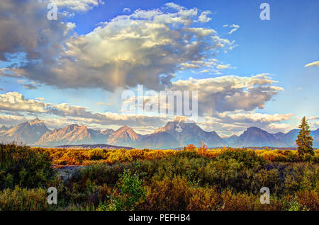 Grand Teton Bergkette Panoramablick von der Neben Jackson Lake Lodge mit Blick auf die während einer gestochen Herbst Tag. Stockfoto