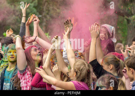 DZERZHINSK, Russland - 19. MAI 2018: Glückliche junge Teens feiert das Festival der Musik und Farben Holi werfen farbigen Pulvern. Stockfoto