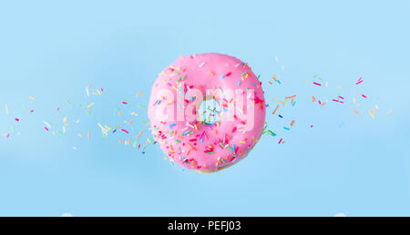 Flying Donuts auf Blau Stockfoto