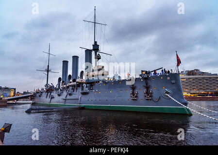 Sankt Petersburg, Russland - 30. Dezember 2017: Blick auf die Aurora 393 historische Schiff am Abend Stockfoto