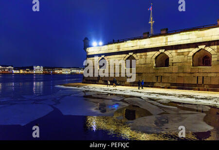 Sankt Petersburg, Russland - 30. Dezember 2017: Wand der Peter und Paul Festung bei Nacht Stockfoto