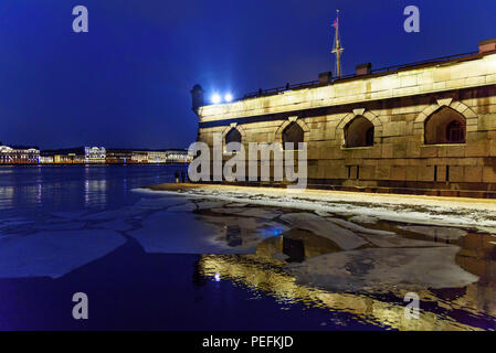 Sankt Petersburg, Russland - 30. Dezember 2017: Wand der Peter und Paul Festung bei Nacht Stockfoto