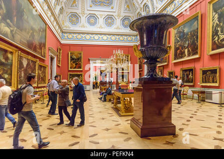 Sankt Petersburg, Russland - 3. Januar 2018: Touristen in grossen italienischen Dachfenster Halle der Eremitage Stockfoto