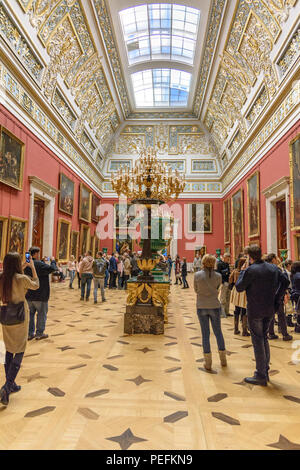 Sankt Petersburg, Russland - 3. Januar 2018: Touristen in grossen italienischen Dachfenster Halle der Eremitage Stockfoto