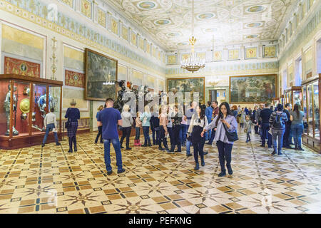 Sankt Petersburg, Russland - 3. Januar 2018: Touristen im Rittersaal, der Halle der Westeuropäischen Waffen und Rüstungen des 15. bis 17. Jahrhunderten des Staates, den er Stockfoto