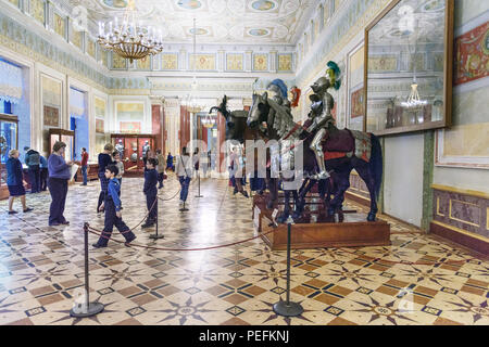 Sankt Petersburg, Russland - 3. Januar 2018: Touristen im Rittersaal, der Halle der Westeuropäischen Waffen und Rüstungen des 15. bis 17. Jahrhunderten des Staates, den er Stockfoto