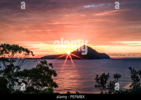 Sonnenaufgang über Insel und Meer mit bunten Himmel Stockfoto