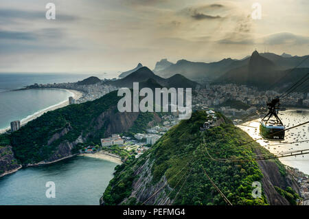 Foto in Rio de Janeiro, Brasilien August 2017: Blick vom Zuckerhut über die Stadt bei Sonnenuntergang genommen Stockfoto