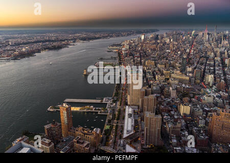 Foto in New York USA übernommen, August 2017: New York Skyline Cityview Manhattan Nacht vom World Trade Center Freedom Tower Stockfoto