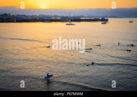 Surfer starten früh am Morgen, als sie reiten Wellen an der Küste von Santa Cruz. Stockfoto