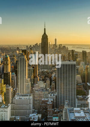 Foto in New York USA übernommen, August 2017: New York Skyline Skyline Manhattan Empire State Building von der Spitze des Felsens Sonnenuntergang Stockfoto