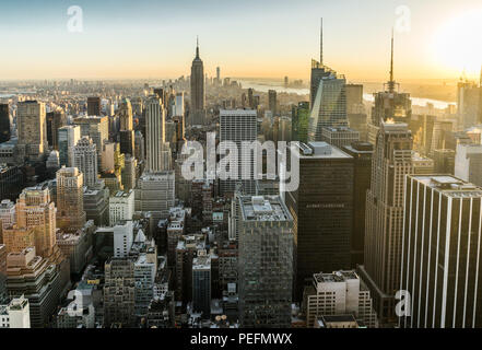 Foto in New York USA übernommen, August 2017: New York Skyline Skyline Manhattan Empire State Building von der Spitze des Felsens Sonnenuntergang Stockfoto