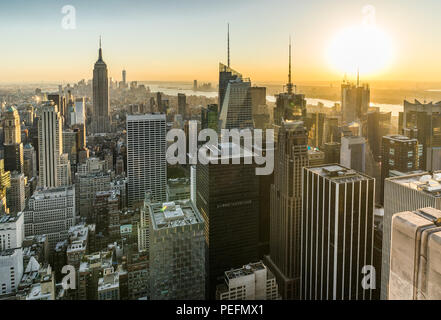Foto in New York USA übernommen, August 2017: New York Skyline Skyline Manhattan Empire State Building von der Spitze des Felsens Sonnenuntergang Stockfoto