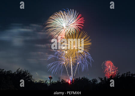 Feuerwerke sind über den Nachthimmel am cal Expo in Sacramento, Kalifornien für den 4. Juli erschossen. Stockfoto