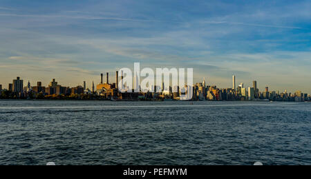 Foto in New York USA übernommen, August 2017: New York Skyline Cityview Manhattan mit dem Empire State Building Sonnenuntergang von der Fähre gesehen Stockfoto