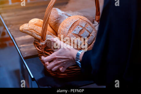 Noch immer leben Foto von Brot und Backwaren im Weidenkorb. Amerikanische und französische Toast zum Frühstück. Stockfoto