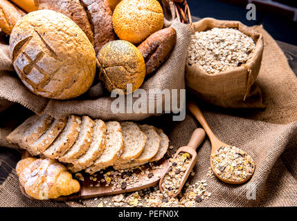Noch immer leben Foto von Brot und Backwaren im Weidenkorb. Amerikanische und französische Toast zum Frühstück. Stockfoto